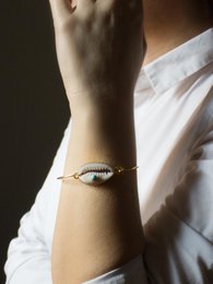 Bracelet manchette coquillage turquoise et cauris