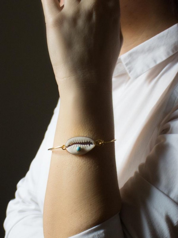 Bracelet manchette coquillage turquoise et cauris