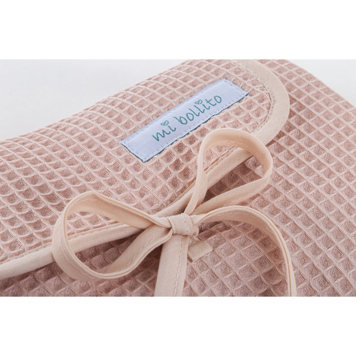 Portable, foldable and waterproof baby changing mat. 100% waffle cotton fabric. Easy to store in the mother's bag. Ideal for a newborn gift.