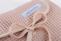 Portable, foldable and waterproof baby changing mat. 100% waffle cotton fabric. Easy to store in the mother's bag. Ideal for a newborn gift.