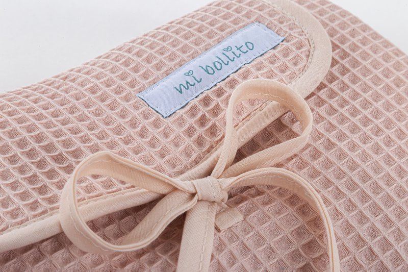 Portable, foldable and waterproof baby changing mat. 100% waffle cotton fabric. Easy to store in the mother's bag. Ideal for a newborn gift.