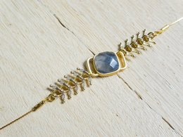Vierkante armband van gemarmerde grijze steen en fijne vergulde kettingoortjes