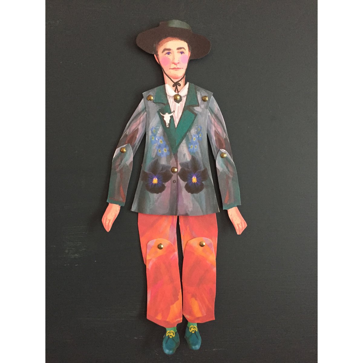 O'keeffe coupe et fabrique des marionnettes