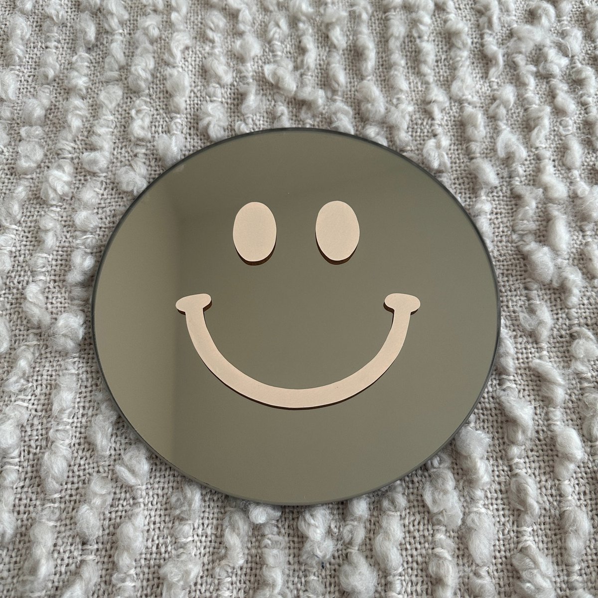 Das kleine beige Lächeln