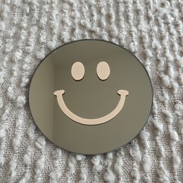 Il piccolo sorriso beige