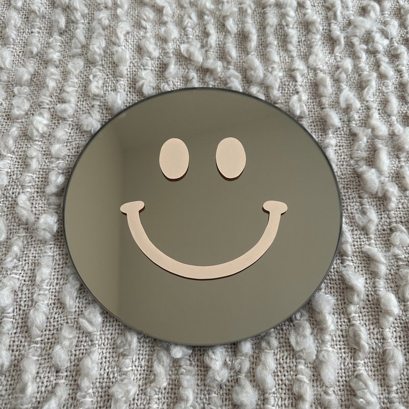 Il piccolo sorriso beige