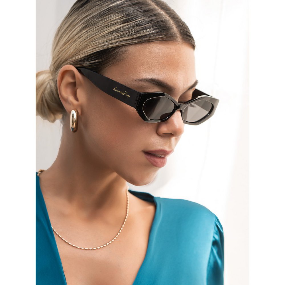 Lunettes de soleil noires de la morosité annuelle