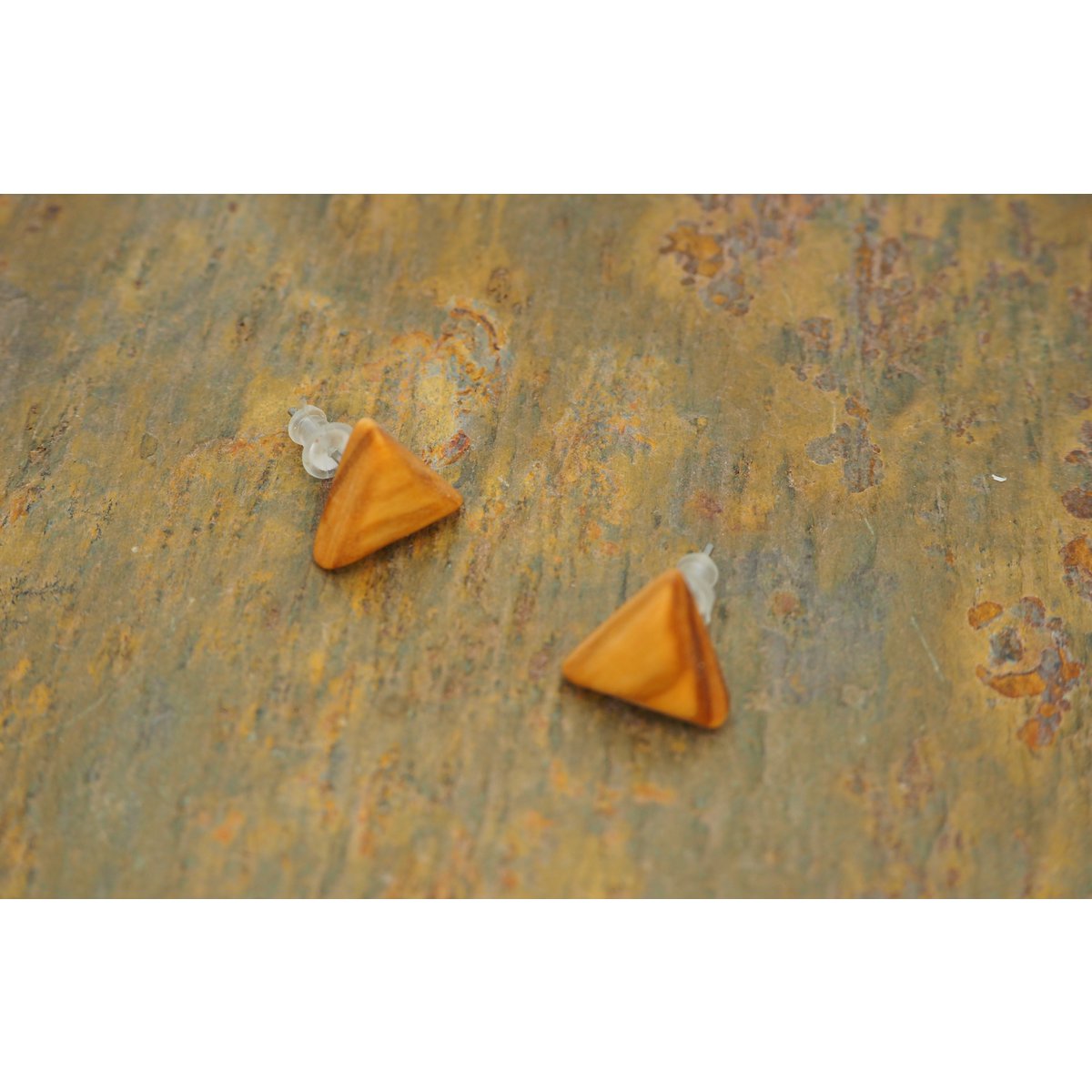 Boucles d'oreilles clous triangle 12 mm en véritable bois d'olivier naturellement maîtrisé, design arrondi élégant, beau grain marron