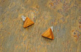 Boucles d'oreilles clous triangle 12 mm en véritable bois d'olivier naturellement maîtrisé, design arrondi élégant, beau grain marron