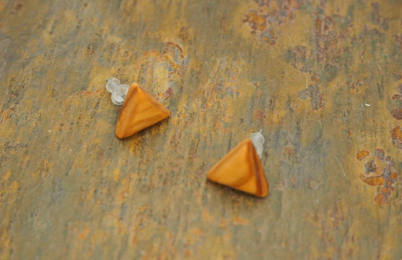 Boucles d'oreilles clous triangle 12 mm en véritable bois d'olivier naturellement maîtrisé, design arrondi élégant, beau grain marron