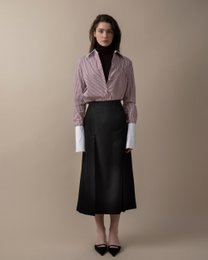  Olive green midi skirt with a high waist and a flared silhouette. Made from a lightweight, breathable fabric with a subtle sheen. Pair with a tucked-in blouse or sweater for a polished, feminine look.