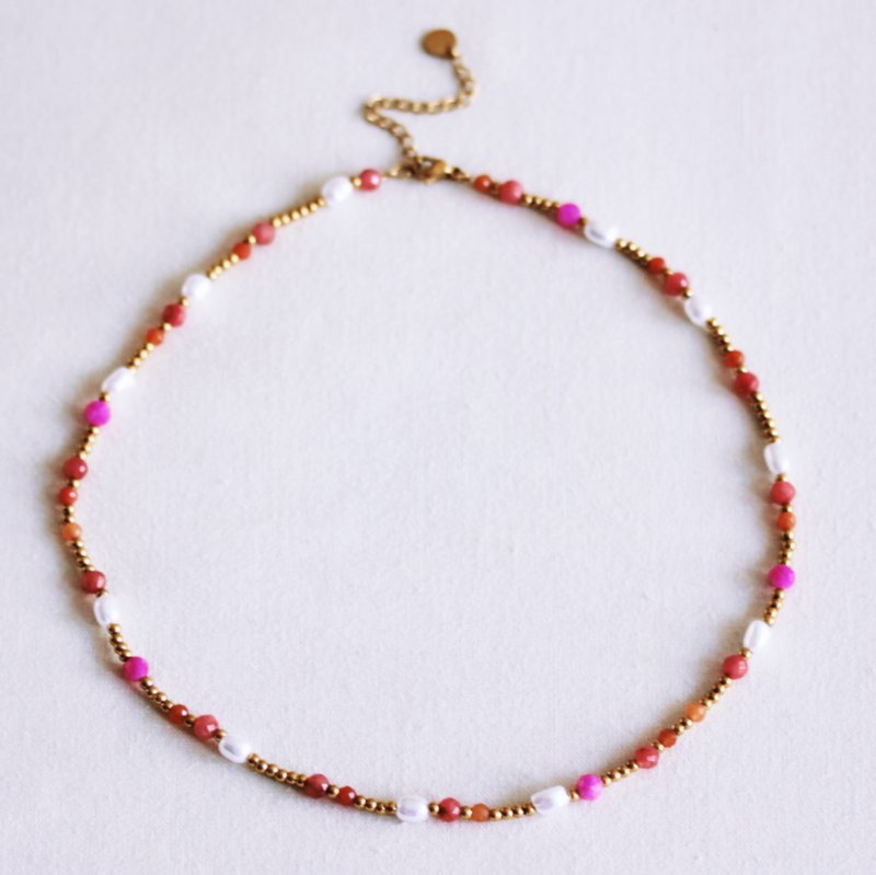 Perlehalskæde med perler og facetter - koral/orange/pink