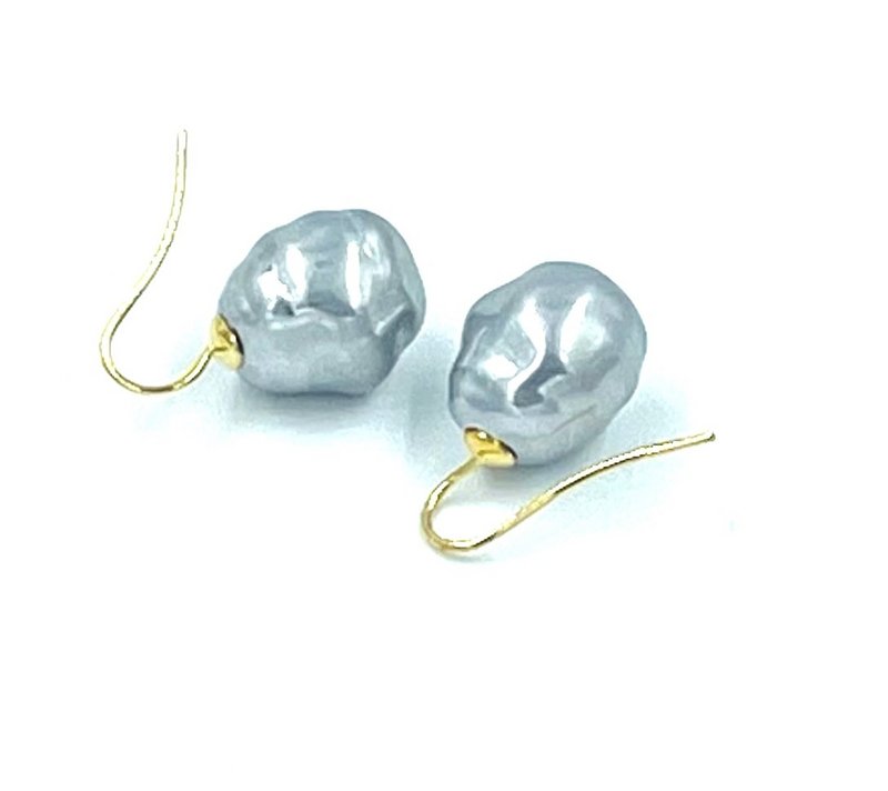 Pearl earrings baroque gray