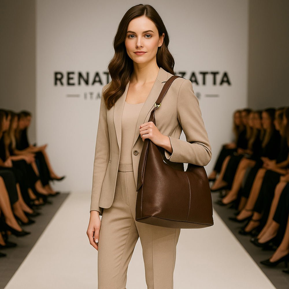 RB1017BV | Weiche Damen-Umhängetasche aus echtem Leder, hergestellt in Italien, mit Einzelgriff und abnehmbarem Schultergurt. Befestigungen mit goldglänzenden Karabinerhaken aus Metall – Schokoladenfarbe – Maße: 36 x 40 x 13 cm
