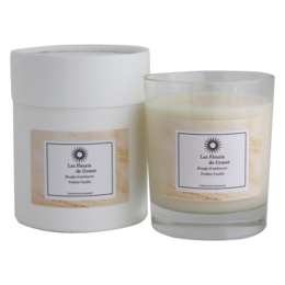 A tall, round candle with a praline vanilla scent. The candle is made of high-quality materials and has a clean, elegant design.