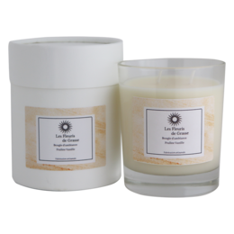 A tall, round candle with a praline vanilla scent. The candle is made of high-quality materials and has a clean, elegant design.