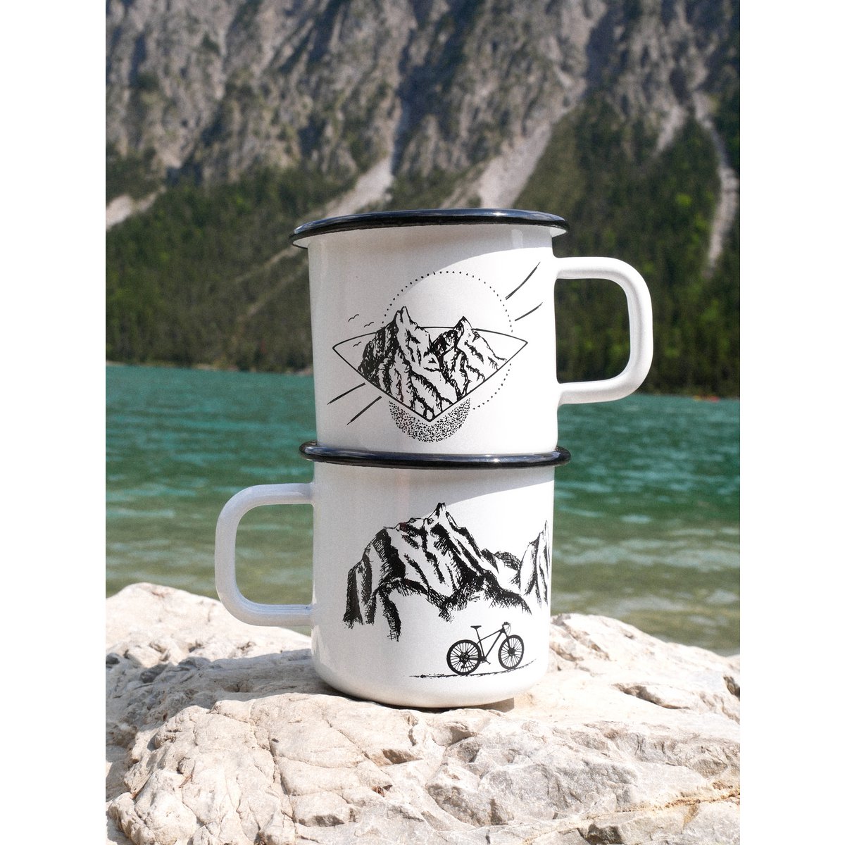 Taza esmaltada montañas y rueda.