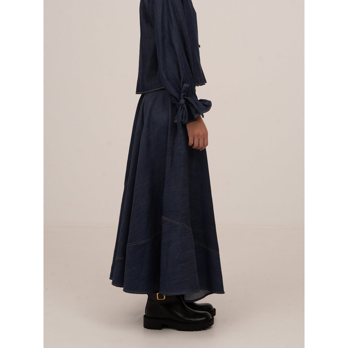 Gonna longuette blu con sovrapposizione di jeans