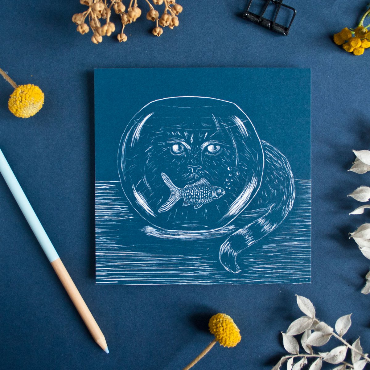 Quadratische Postkarte Katze & Goldfisch
