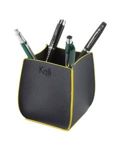 K0032DB | Bureaupenhouder van echt leer, volnerf, dollargrain. Blauwe kleur met gele randen. Afmetingen: 8,5 x 8,5 x 12 cm Verpakking: Geschenkdoos onder/deksel