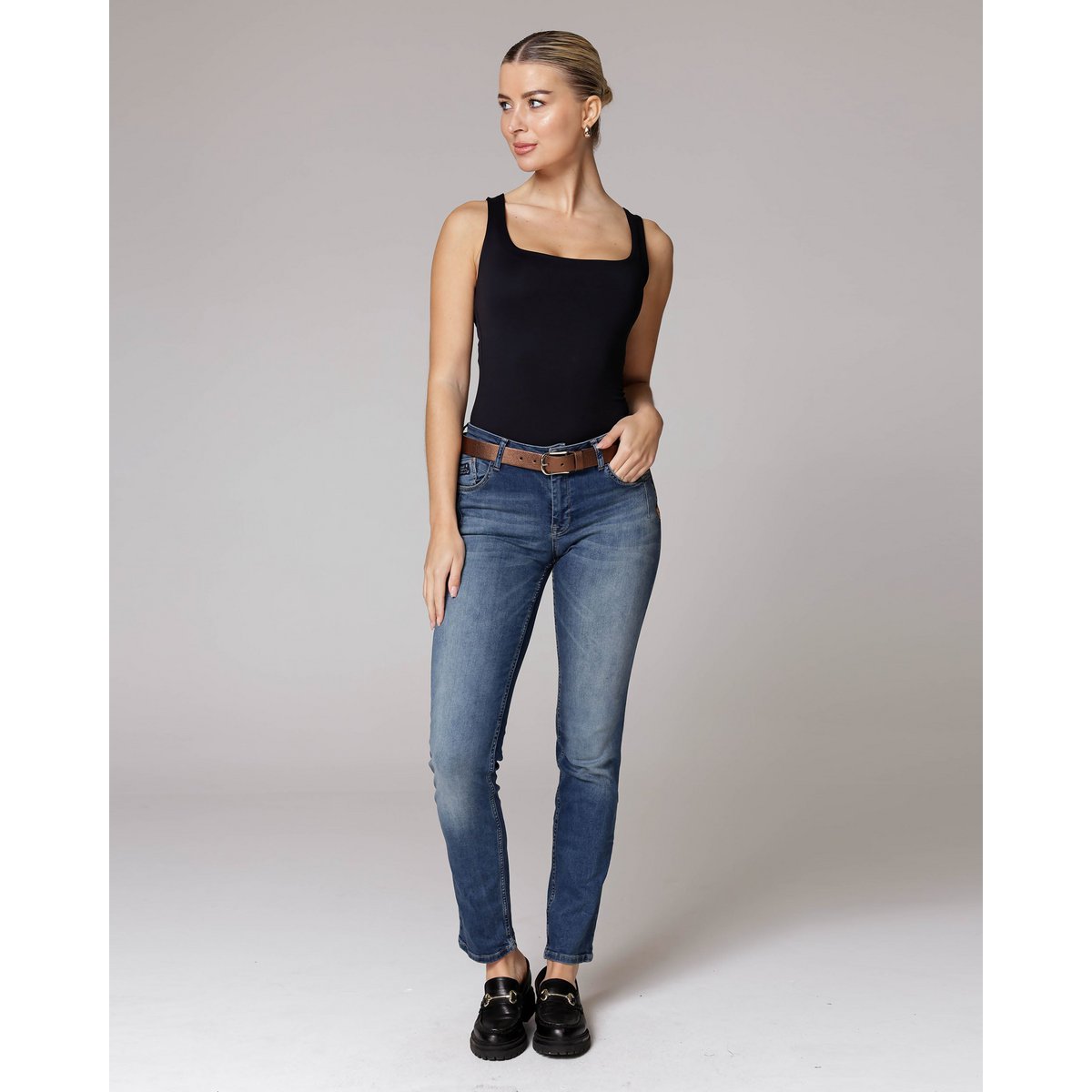 ELLE | Pebbled Leather Belt with Shiny Structured Buckle