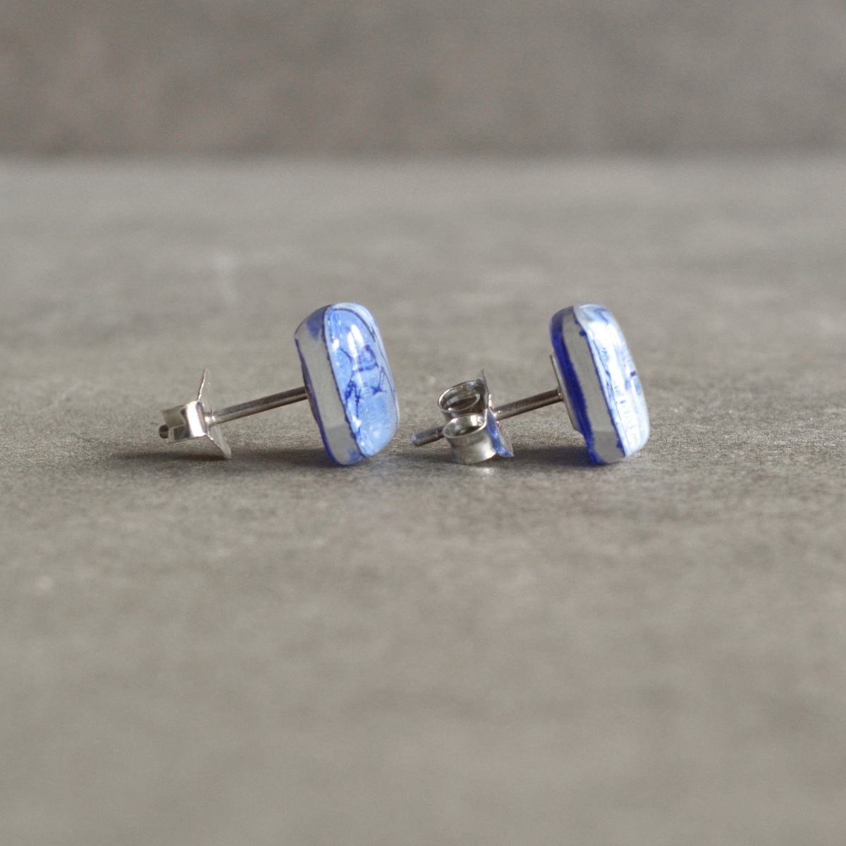 Orecchini uccello azzurro, argento sterling e vetro, gioielli artigianali unici