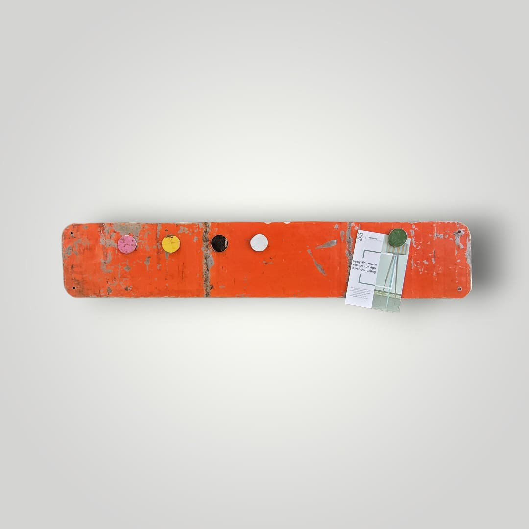 Magnette bord gemaakt van gerecyclede olievaten met 5 kleurrijke magneten 80 cm * 15 cm