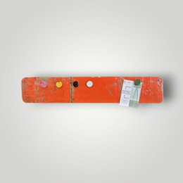 Magnette bord gemaakt van gerecyclede olievaten met 5 kleurrijke magneten 80 cm * 15 cm