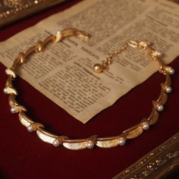 Collar de cinta de perlas de inspiración vintage