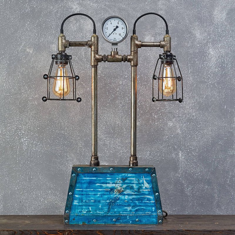 Lampada con due scatole di ferro