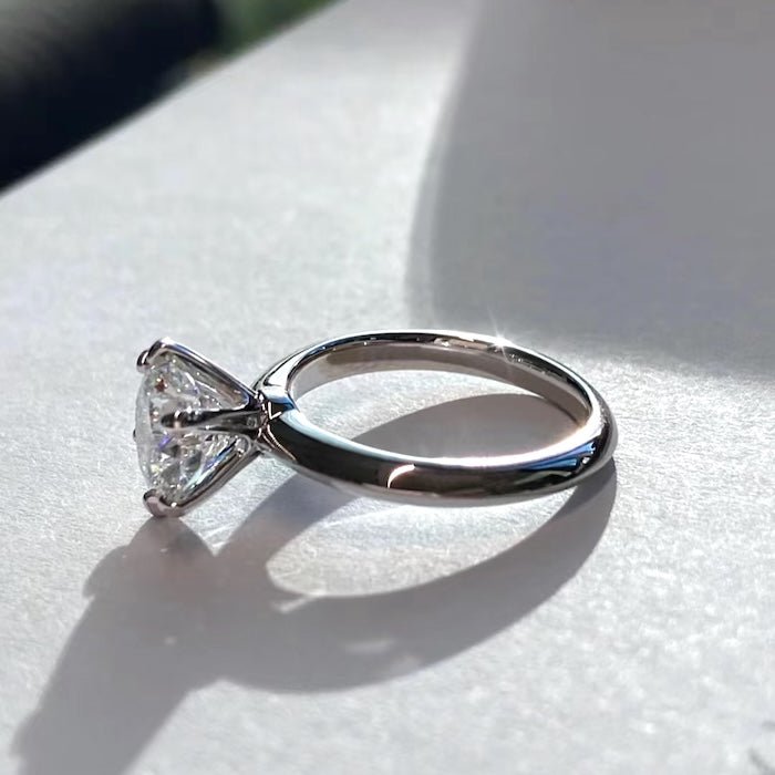 Anello solitario in moissanite a 6 artigli senza tempo