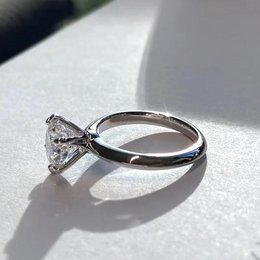 Anello solitario in moissanite a 6 artigli senza tempo