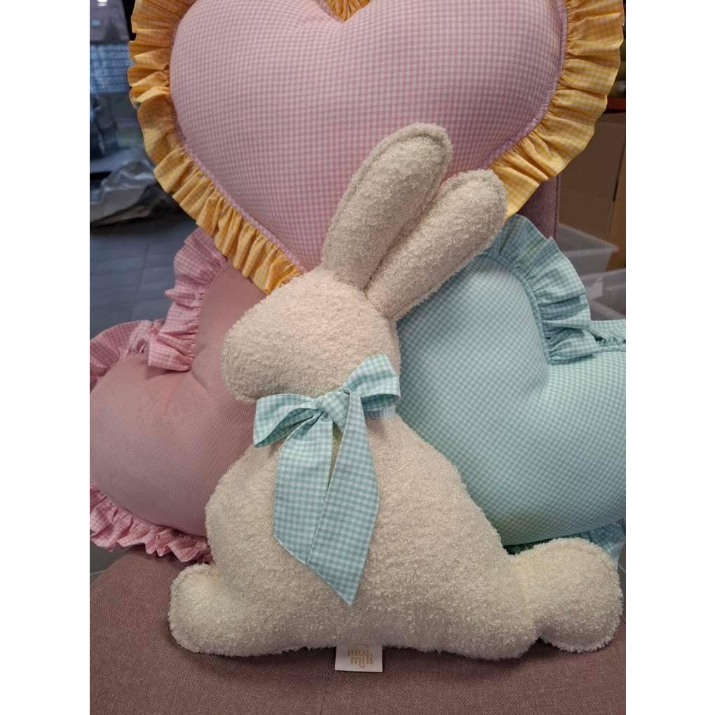 Flauschiges Bouclé-Osterhasenkissen „Mint Bow“