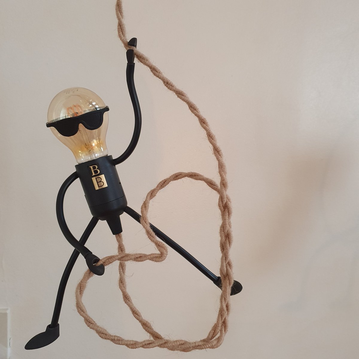 M. Bright One sur une corde ; * Lampe suspendue * Dutch Design * Le cordon de 75 cm ressemble à une vraie corde * Facilement réglable en hauteur