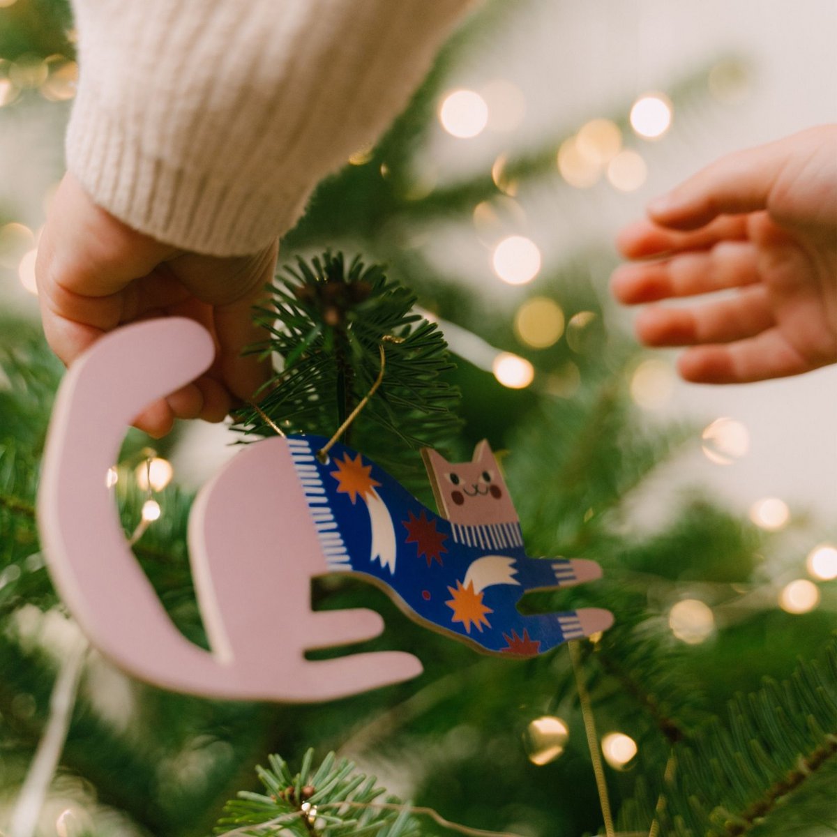 Incantevole decorazione da appendere all'albero di Natale con gatto rosa