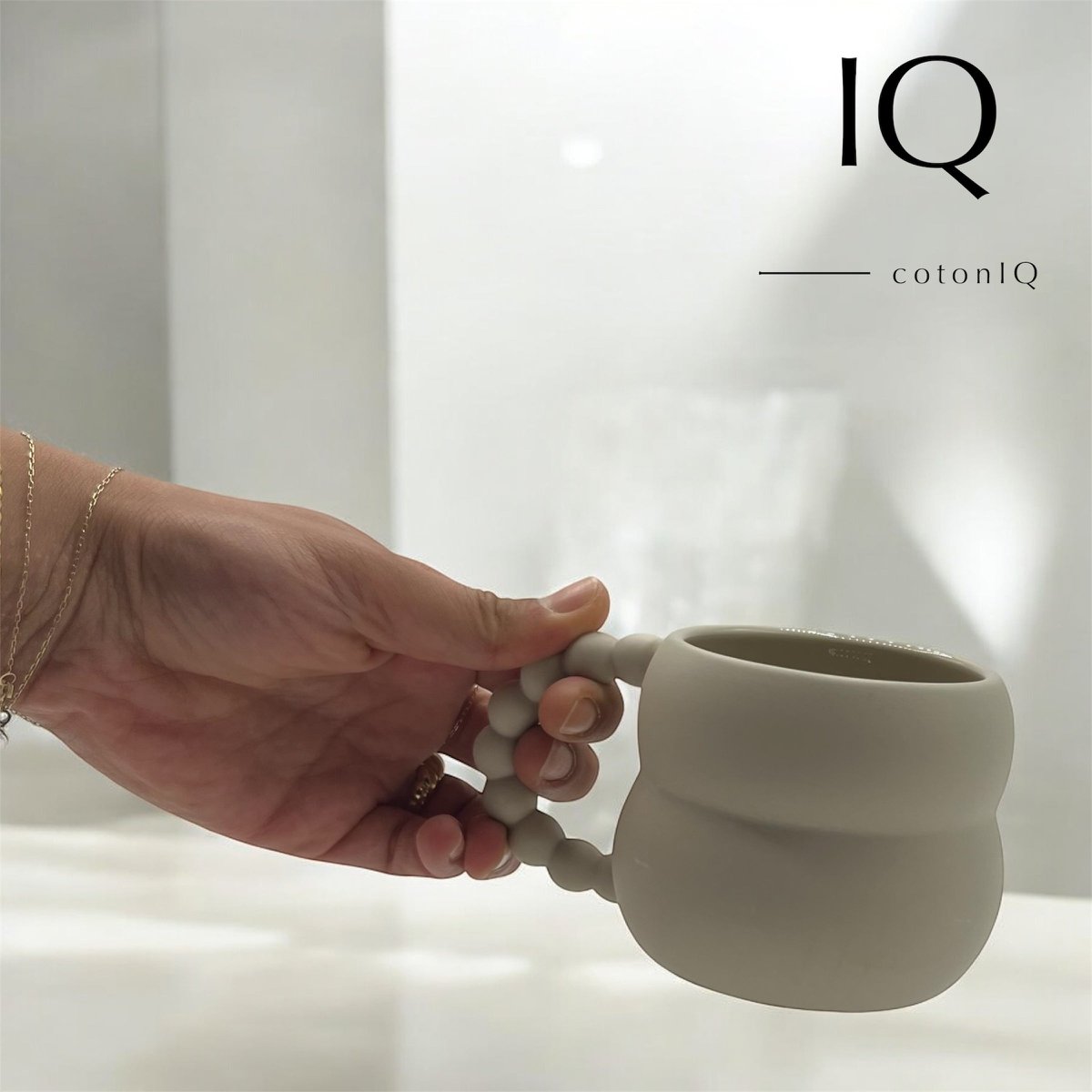 Puchar ceramiczny z indeksem perłowym - zakrzywiony design - beżowy - 250 ml