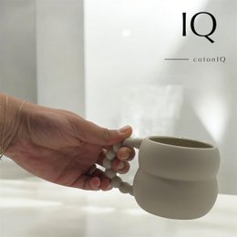 Puchar ceramiczny z indeksem perłowym - zakrzywiony design - beżowy - 250 ml