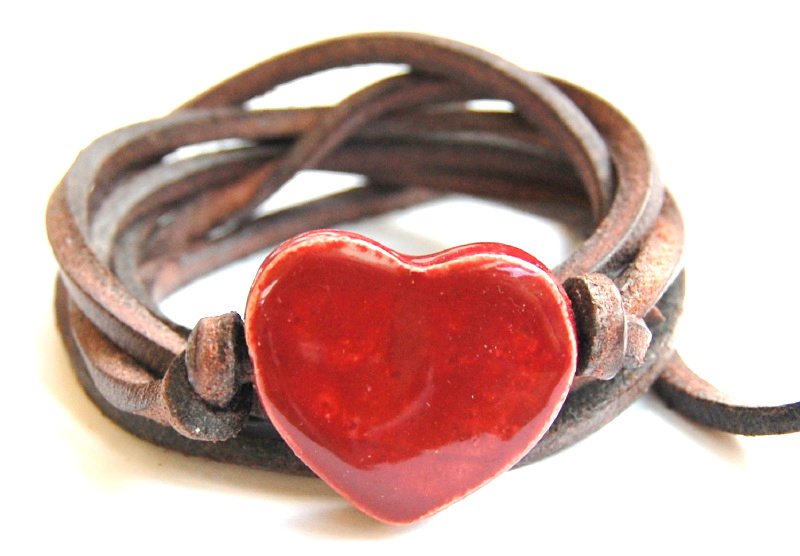 Armband leren veter met bordeaux rood hart