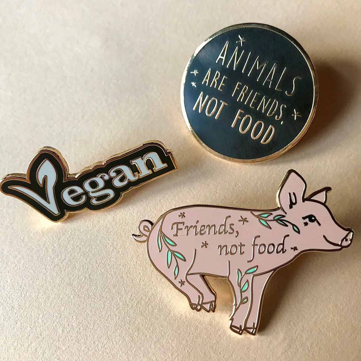 Süßer veganer Schwein Emaille Pin "Friends, No Food".