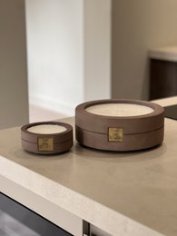  Luxe en duurzame betonnen geurkaars in taupe kleur, maat S. Gemaakt van duurzame materialen met een subtiele geur.