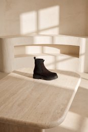 KELLY CHOCOLATE – Wildleder-Stiefeletten mit elastischen Einsätzen VORBESTELLUNG