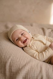 Baby ulden sløjfehat – merinould – natur