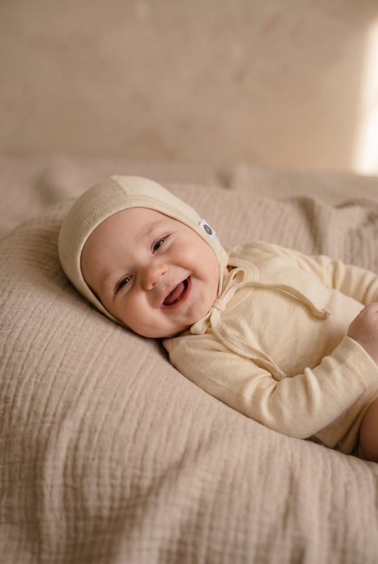 Baby ulden sløjfehat – merinould – natur