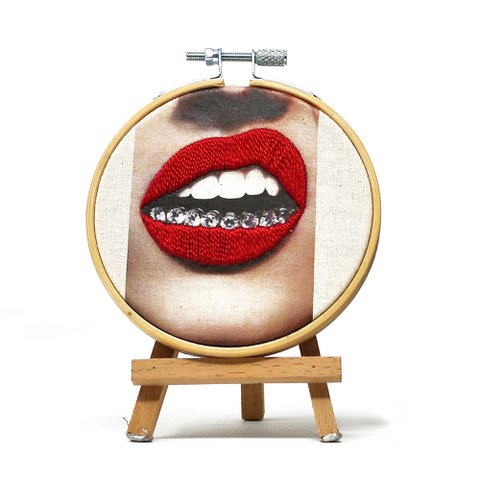 Handgefertigte Stickrahmen-Wandkunst – Rote Lippen Pop Art – Textile Wanddekoration (10 cm)