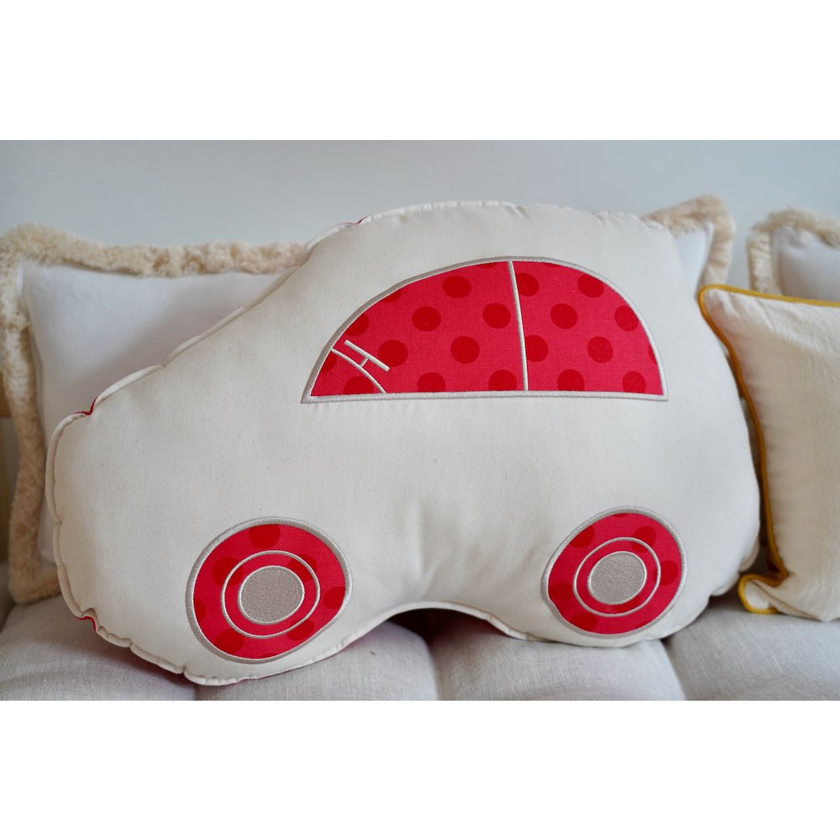 Cuscino decorativo per auto "Punti rossi"