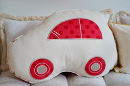 Cuscino decorativo per auto "Punti rossi"