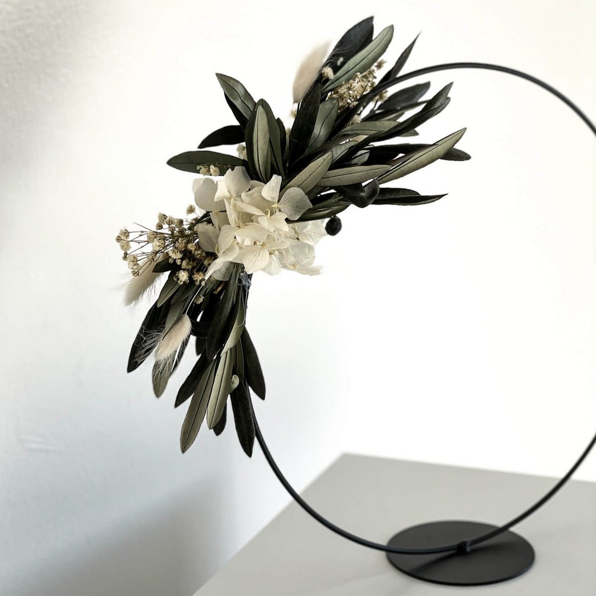 Couronne de fleurs séchées olive debout
