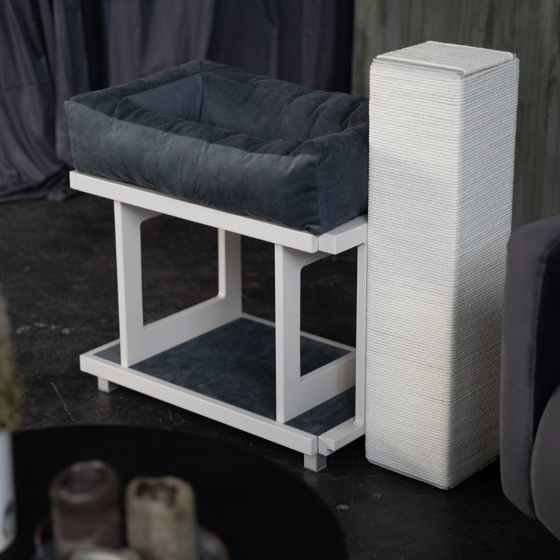 TUJA - one level cat house