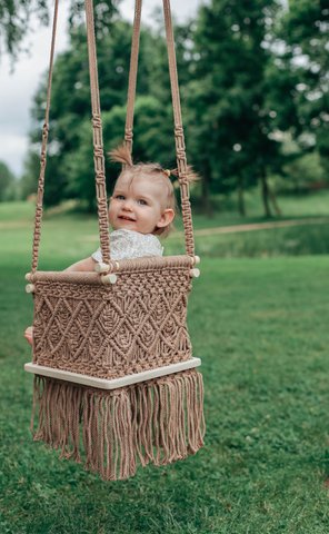 Makramee-Babyschaukel in Sandfarbe