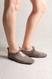 KATY DARK TAUPE – Ballerinas aus weichem Leder mit Schnürung vorne